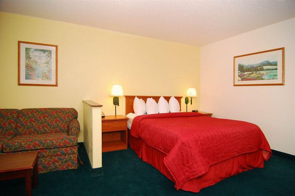 Quality Inn & Suites Medford Airport Exterior foto