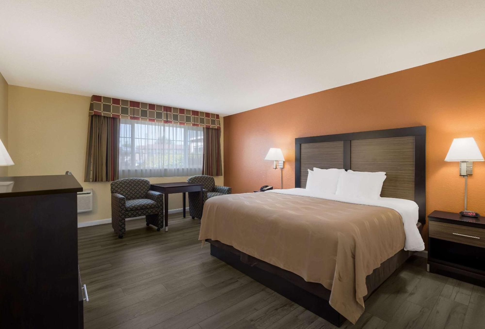 Quality Inn & Suites Medford Airport Exterior foto