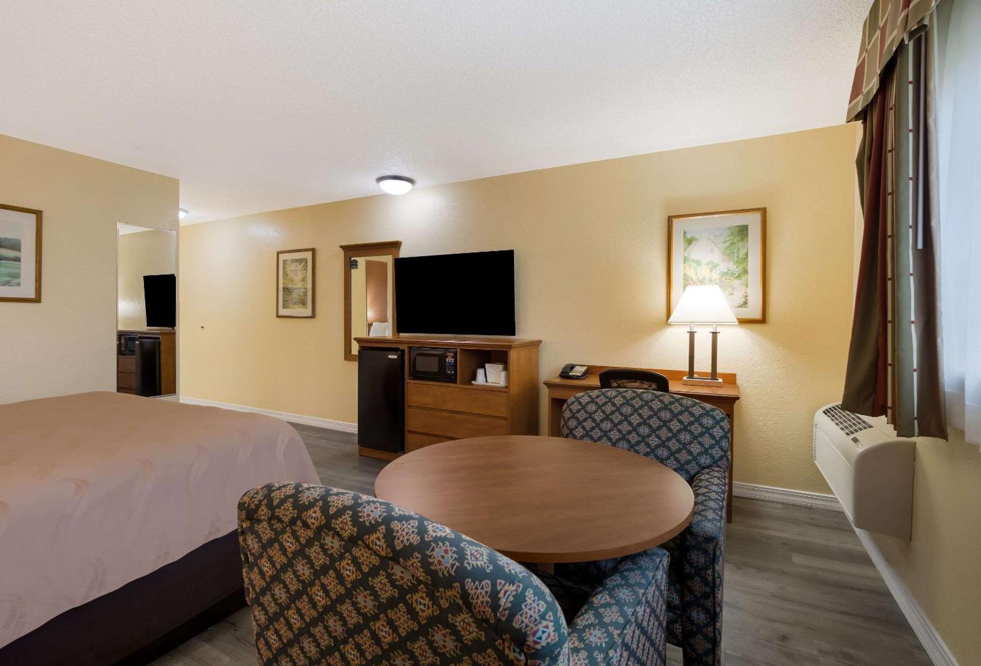 Quality Inn & Suites Medford Airport Exterior foto