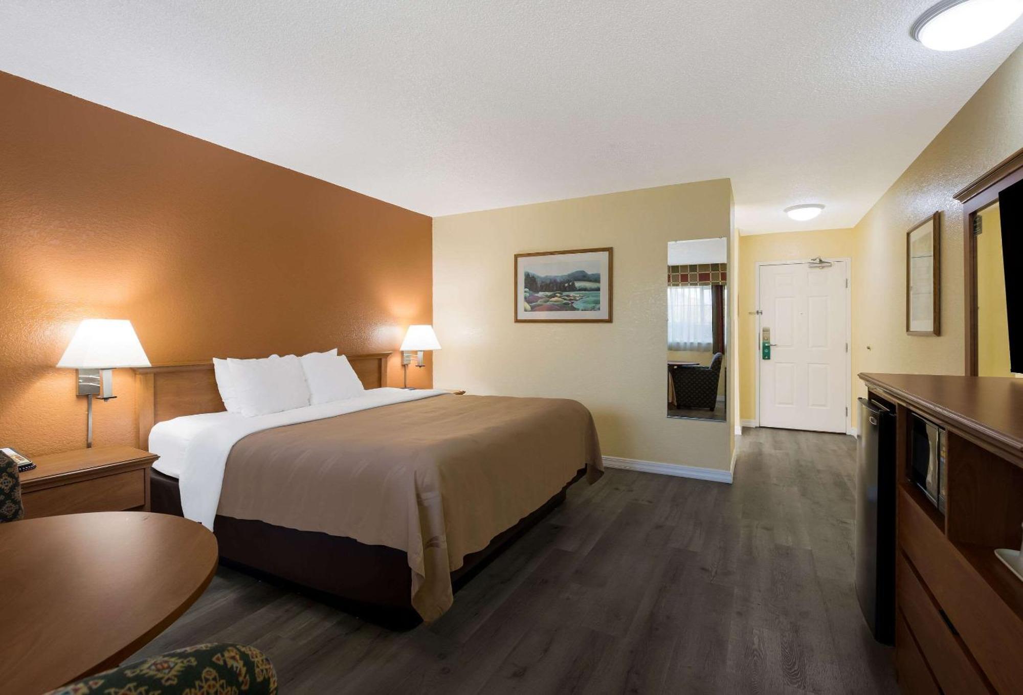 Quality Inn & Suites Medford Airport Exterior foto