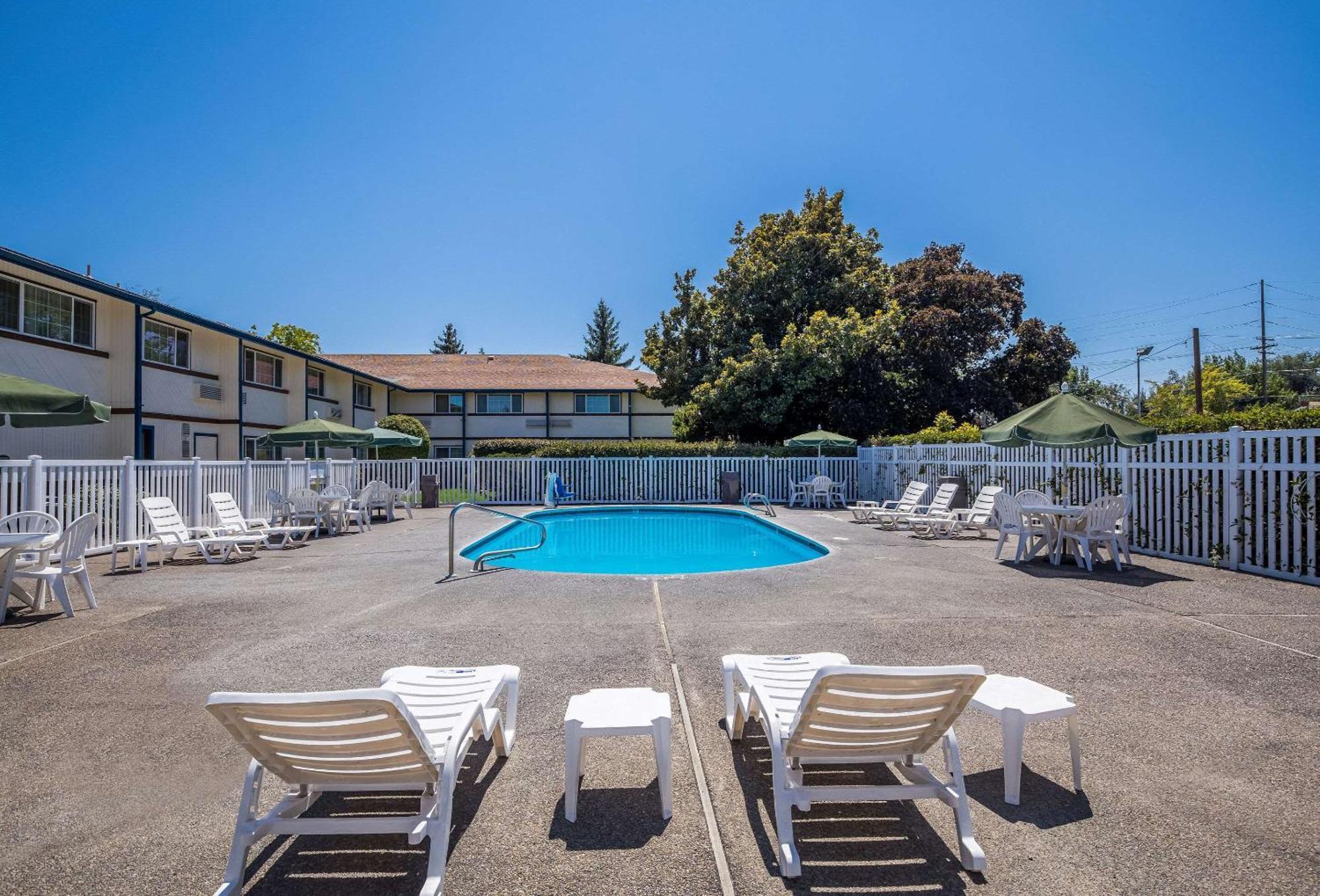 Quality Inn & Suites Medford Airport Exterior foto